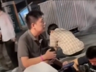 酒吧外三男子不雅视频被疯传，网友直呼辣眼睛！